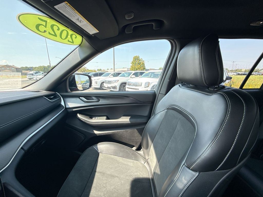 2025 Jeep Grand Cherokee photo 30